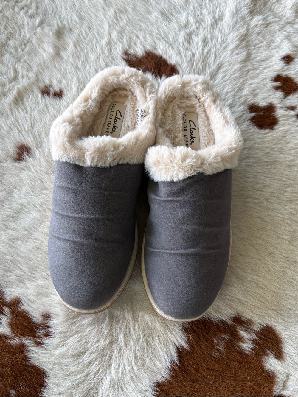 NEW in box: Cloudsteppers Breeze Clarks Gray Slip-On Slippers with cozy Faux-Fur